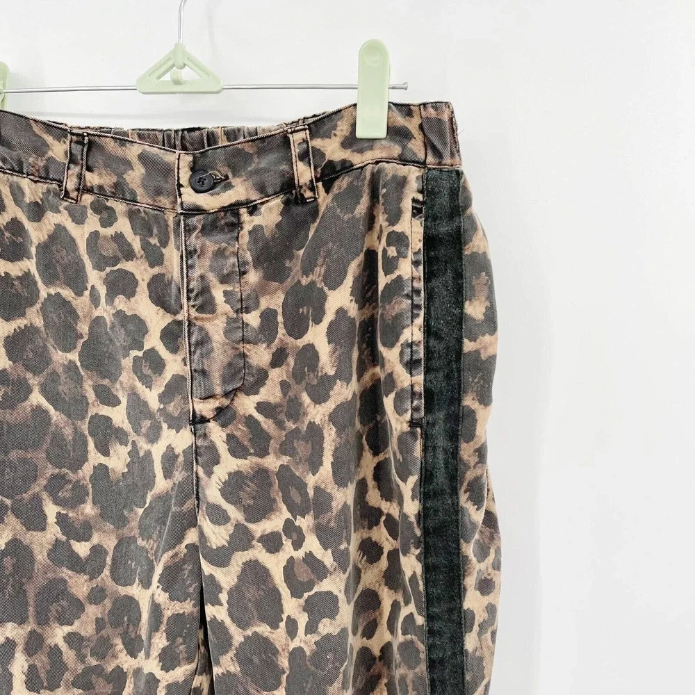 Pam & Gela Cropped Pants Leopard Print‎ Pinstripe Size M Tapered Leg Buttons